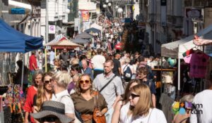 Der Flaniermarkt in der Neubaugasse lädt zweimal im Jahr am Freitag und Samstag zum Flanieren und Genießen ein.