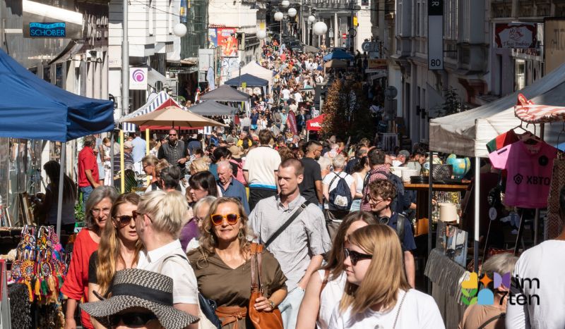 Der Flaniermarkt in der Neubaugasse lädt zweimal im Jahr am Freitag und Samstag zum Flanieren und Genießen ein.