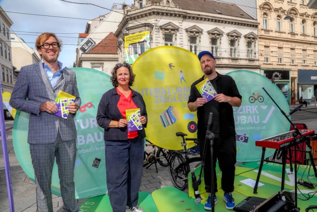 Peter Clar (Organisator Literaturmeile Zieglergasse), Isabelle Uhl (Bezirksvorsteher-Stellvertreterin Wien Neubau), Martin Peichl (Organisator Literaturmeile Zieglergasse). Foto: © Christian Fürthner
