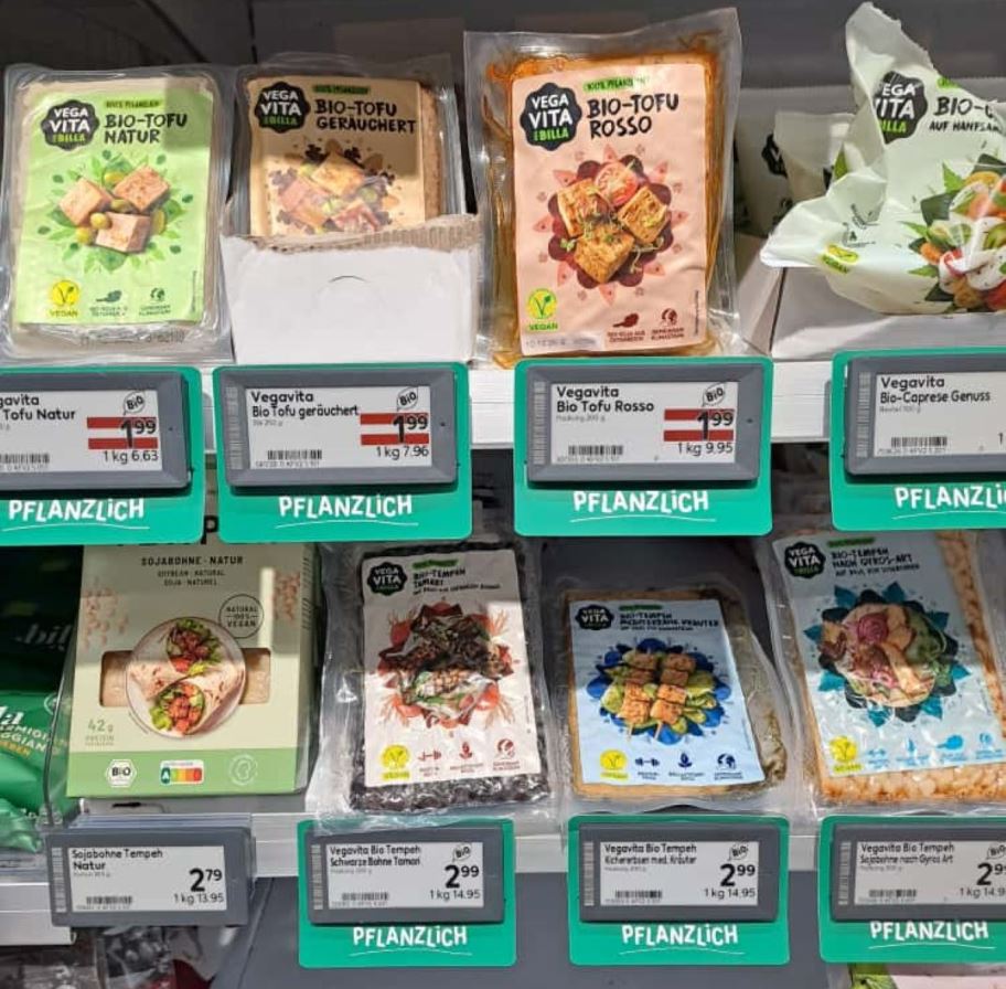 Im BILLA in der Neubaugasse 56, 1070 Wien, finden wir ein vielfältiges Vegavita-Sortiment: Tofu, Tempeh und Bio-Brat- und Grilltaler oder veganem Kebab. Alle Produkte sind 100 % pflanzlich, nachhaltig verpackt und mit dem V-Label zertifiziert. Foto: © Verena Lukanz