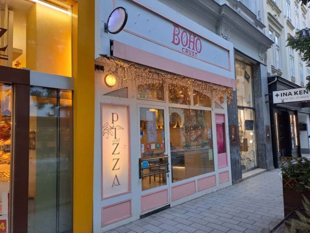 Das Boho Crust in der Neubaugasse 34/8, 1070 Wien, bringt italienisches Lebensgefühl mitten nach Neubau. Schon von außen spürt man den besonderen Charme des Lokals, drinnen erwarten uns rosa Wände, flauschige Polster und vor allem: vegane, neapolitanische Pizza. Foto: © Verena Lukanz