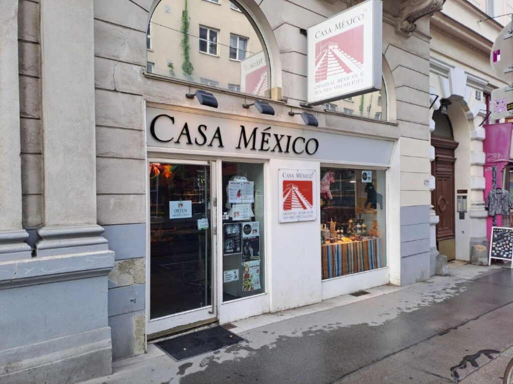 In Casa México in der Siebensterngasse 16A, 1070 Wien finde ich authentische mexikanische Zutaten, von Tequila über Chilis bis zu Mais- und Weizentortillas und eine große Auswahl an Salsa-Saucen. Foto: © Verena Lukanz