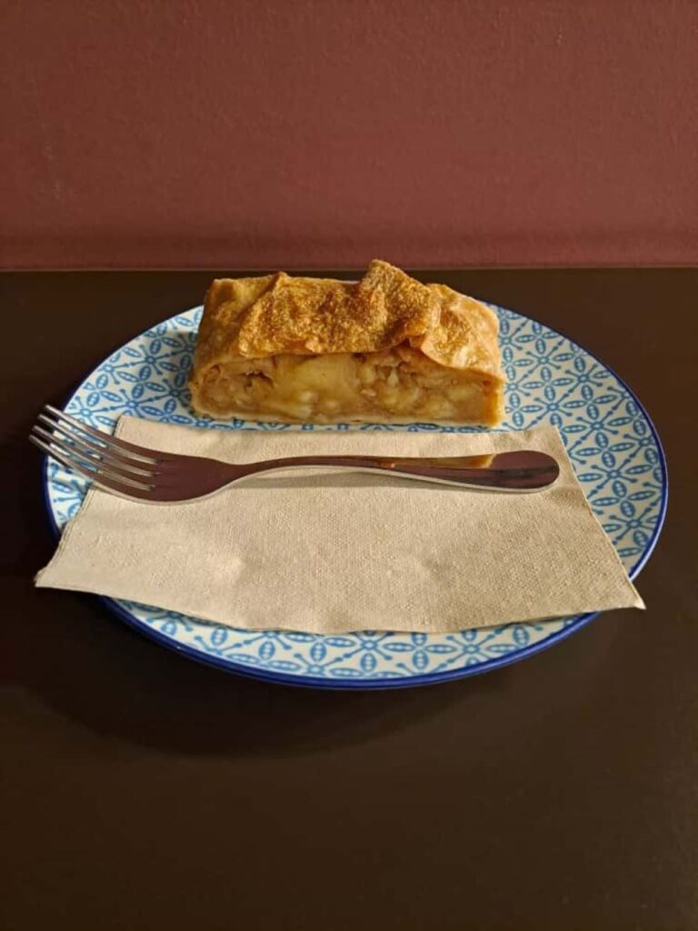 Für unsere kleine Auszeit im Coffee Junkie in der Kirchengasse 21, 1070 Wien, genießen wir einen köstlichen veganen Apfelstrudel und dazu einen cremigen Cappuccino mit pflanzlicher Milch. Foto: © Verena Lukanz