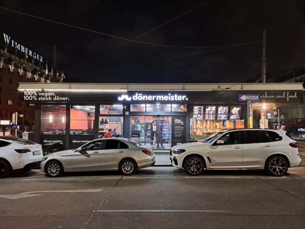 Am Neubaugürtel 38, 1070 Wien, stillt der Dönermeister auch den veganen Hunger: Hier bekommt man köstlichen pflanzlichen Döner entweder als Sandwich oder als Dürüm frisch zubereitet und perfekt für unterwegs. Foto: © Verena Lukanz