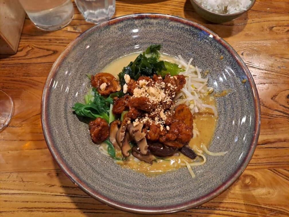 Bei unserem Besuch im KAOO in der Kaiserstraße 48, 1070 Wien, haben wir uns für die knusprige vegane Ente entschieden, serviert mit hausgemachtem Tofu und frischen Sprossen. Zart, aromatisch und perfekt gewürzt. Foto: © Verena Lukanz