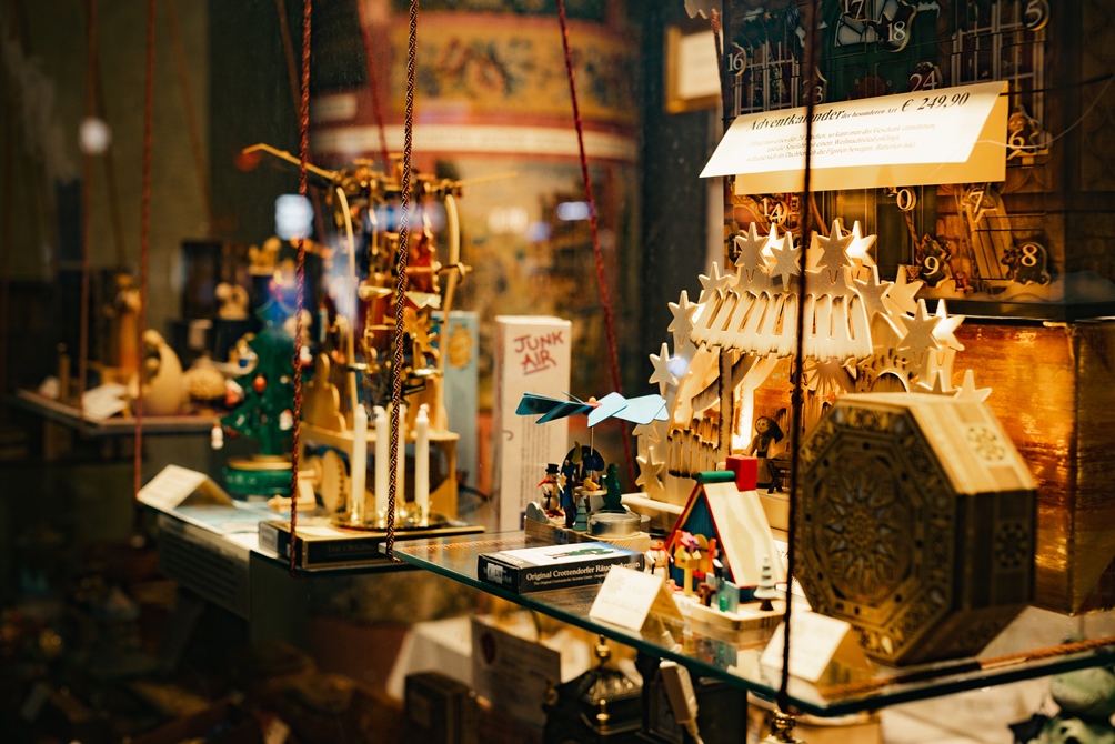 Das Schaufenster von Karl Peter's Söhne lädt immer zum Bleiben und Staunen ein. Foto: © Lukas Fuchs