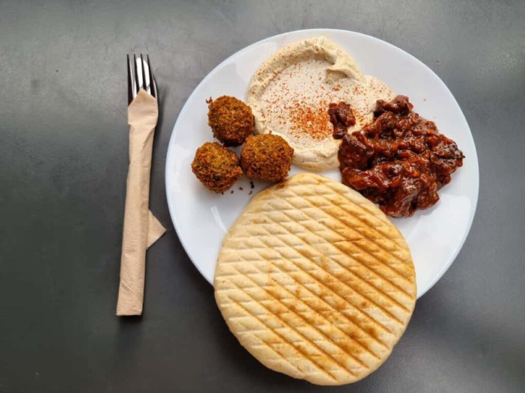 Ich liebe internationale Küche und bestelle Maschu Dip vegan bestehend aus drei Falafel, Hummus, Techina, Melanzani-Tomatensalat und getoastetes Pita. Foto: © Verena Lukanz