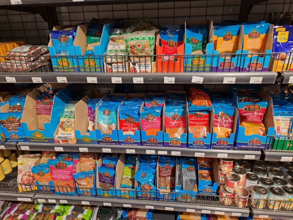 Im Nakwon in der Zieglergasse 12, 1070 Wien gibt es alles, was das Herz der asiatischen Küche begehrt: von frischem Kimchi über Udon- und Ramen-Nudeln bis hin zu praktischen Snack-Varianten für schnelle, würzige Genussmomente zuhause. Foto: © Verena Lukanz