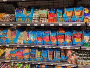 Im Nakwon in der Zieglergasse 12, 1070 Wien gibt es alles, was das Herz der asiatischen Küche begehrt: von frischem Kimchi über Udon- und Ramen-Nudeln bis hin zu praktischen Snack-Varianten für schnelle, würzige Genussmomente zuhause. Foto: © Verena Lukanz