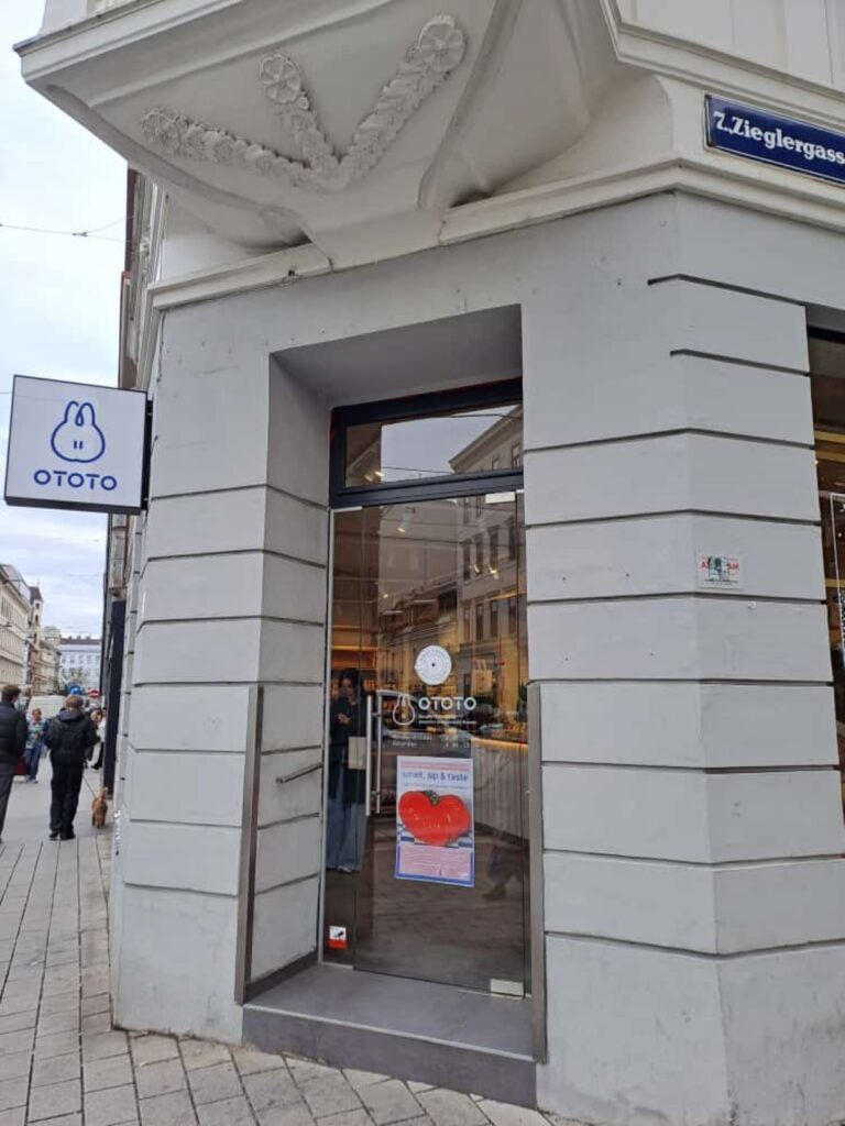 m Ototo in der Zieglergasse 38, 1070 Wien, entdecken wir vegane Köstlichkeiten für jeden Geschmack – vom Kühlregal mit Joghurts, Tofu-Varianten und Burger-Pattys bis zu Snacks, Müsli und Porridge. Foto: © Verena Lukanz