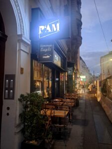 Das P’AM in der Kirchengasse 17, 1070 Wien, vereint Wiener Gemütlichkeit mit französischer Handwerkskunst und begeistert mit veganen Frühstücksvariationen und aromatischem Kaffee. Foto: © Verena Lukanz