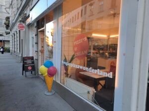 In der Burggasse 25, 1070 Wien, wartet das Pizzis and Cream: klein, charmant und zu 100 % vegan. Hier gibt es neapolitanische Pizza und cremiges Eis ganz ohne tierische Zutaten. Foto: © Verena Lukanz