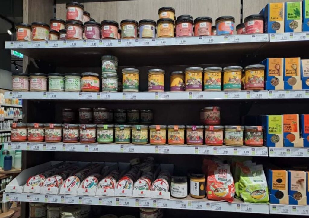 Bei Prokopp in der Lindengasse 37, 1070 Wien, entdecken wir eine bunte Auswahl an veganen Köstlichkeiten: cremige Aufstriche, knuspriges Bio-Knusperbrot, pflanzliche Proteinriegel und feine Nussmuse. Foto: © Verena Lukanz