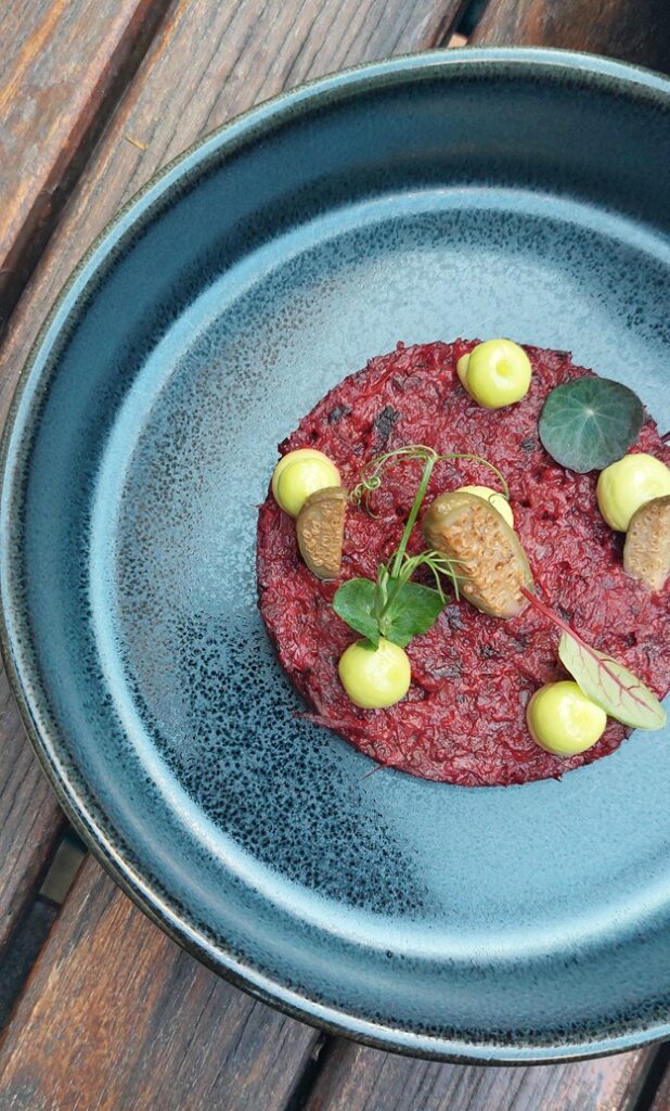 Das TIAN Bistro am Spittelberg in der Schrankgasse 4, 1070 Wien, beeindruckt schon von außen mit seinem stilvollen Ambiente. Im Inneren erwartet uns ein modernes, gemütliches Bistro, das vegane Küche zu einem besonderen Erlebnis macht. Foto: © Veronika Fischer