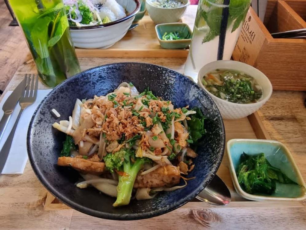 Unser Mittag im TATA in der Seidengasse 23, 1070 Wien, war ein Fest für die Sinne: Bandnudeln mit Tofu-Seitan, Wokgemüse, Suppe und Algensalat auf dem Teller. Alles ist frisch zubereitet, aromatisch gewürzt und liebevoll angerichtet. Foto: © Verena Lukanz