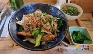 Vegane Entdeckungstour im 7. Bezirk: Wir zeigen euch die besten Orte zum Frühstücken, Mittag- und Abendessen, Jausnen, Kaffeetrinken und für pflanzliche Köstlichkeiten zum Mitnehmen. © Verena Lukanz