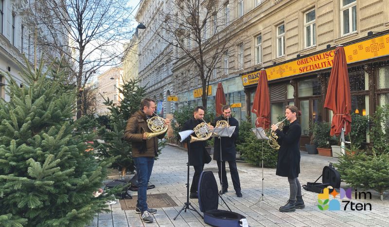 Das Hornquartett ist am 24. Dezember im 7. Bezirk unterwegs.