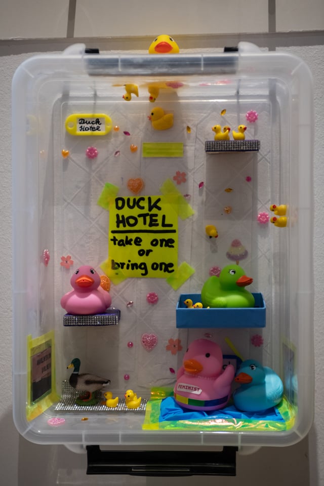 Vienna's 1st Duck Hotel von Ana Vollwesen in der J. Hornig Kaffeebar © Fernanda Nigro