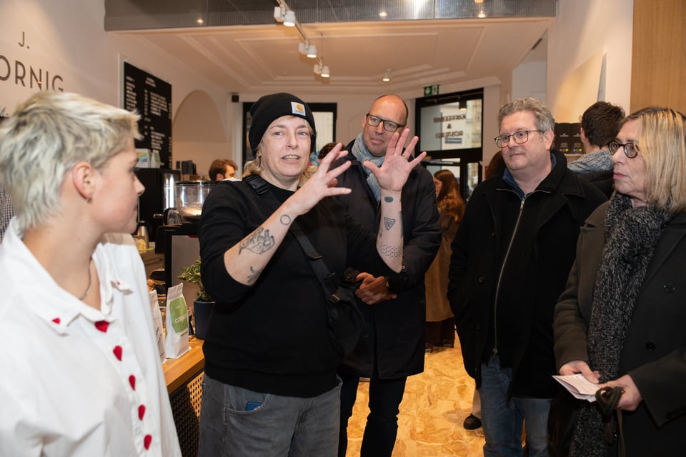 Künstlerin Ana Vollwesen erklärt das Duck Hotel © Fernanda Nigro