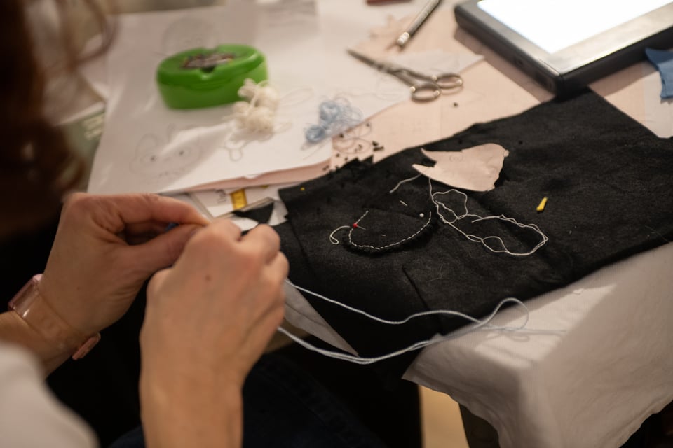 Mit Ursula Waldeck vom NähKollektiv können die MTM-Besucher*innen Geschenkanhänger bei ZERUM nähen. © Fernanda Nigro