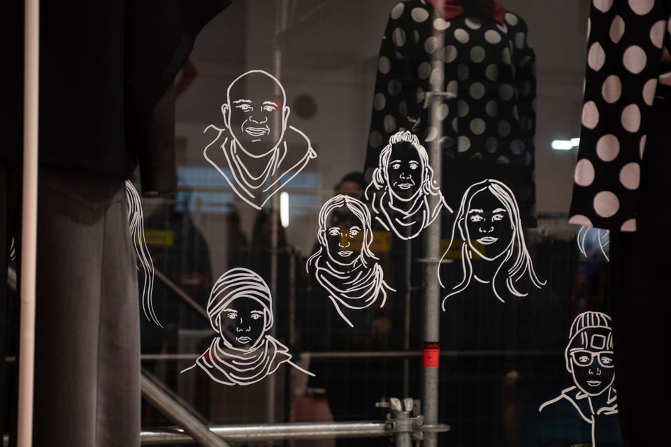 GadeKo Studio zaubert Live-Schaufensterkunst mit den Besucher*innen des Grätzls © Fernanda Nigro