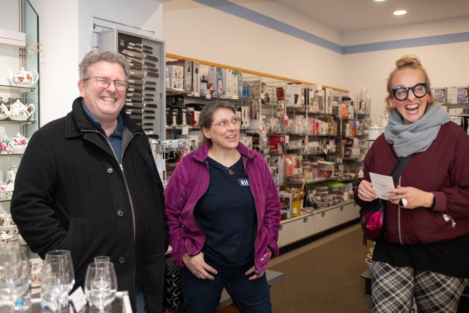 Nunu Kaller und Markus Frömmel zu Gast bei Barbara Sickenberg, Geschäftsführerin von Geschirr Niessner, © Fernanda Nigro