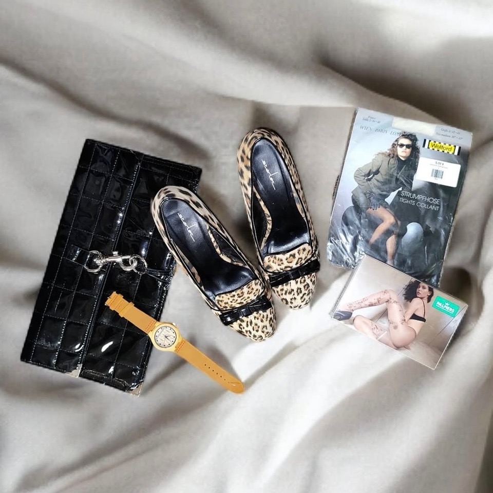 Accessoires wie Schuhe, Taschen, Uhren, Schmuck und Strumpfwaren findest du ebenfalls bei Past Perfect.