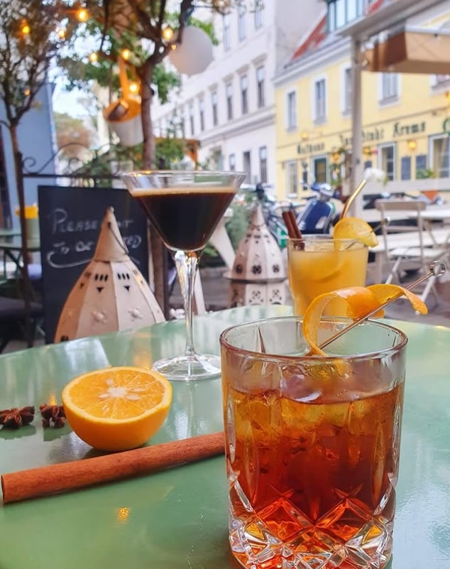 Erfrischende Drinks im Toma Tu Tiempo, Zieglergasse 44, 1070 Wien, genießen.