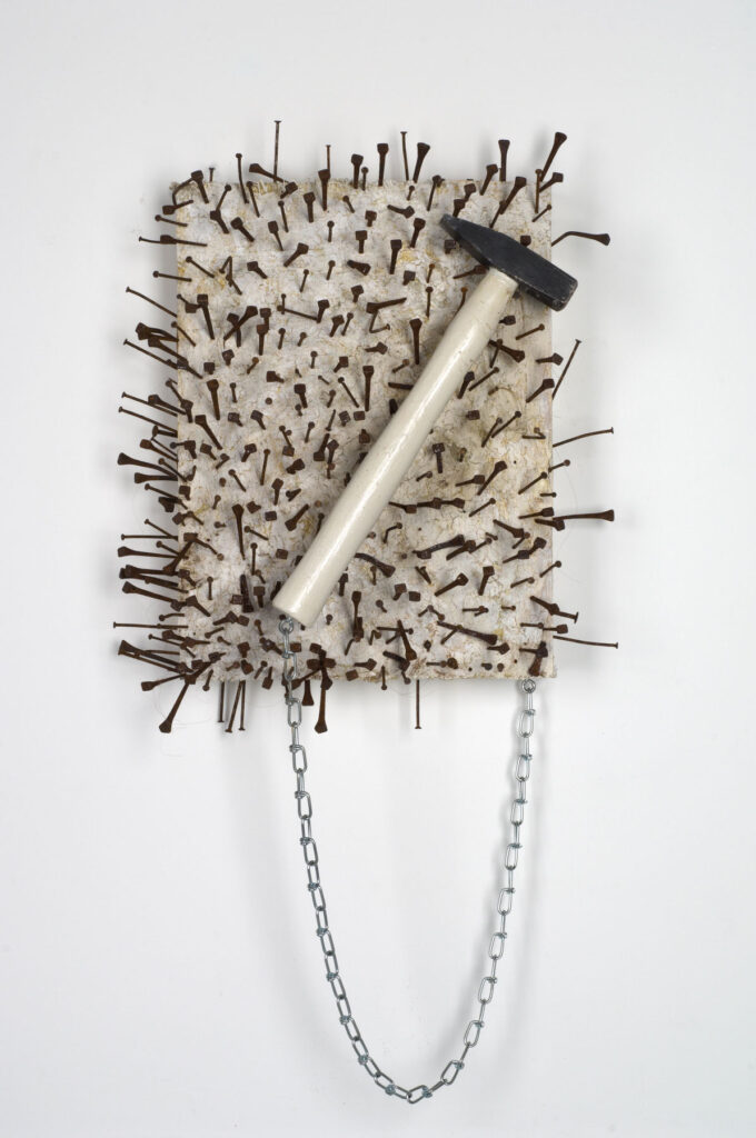 Ono Yoko Ono Painting to Hammer a Nail, 1961/2005 34.9 x 26.6 x 11.4 cm Eisennägel, Gewebe, Hammer, Haare, Kette, Farbe und Kunstharz auf Holz mumok – Museum moderner Kunst Stiftung Ludwig Wien Schenkung der Künstlerin, 2008 © Yoko Ono