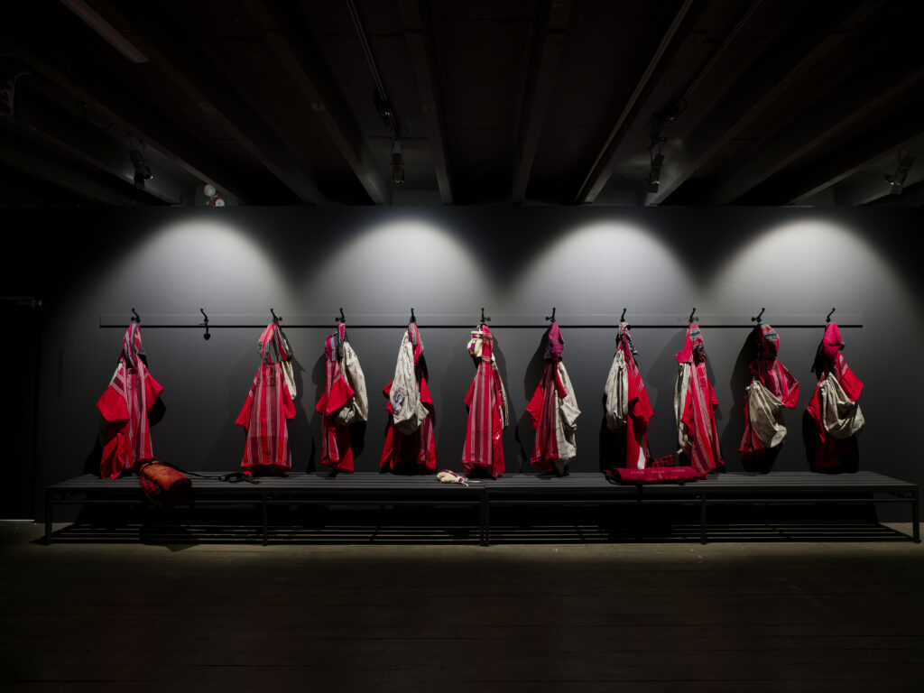 Chalisée Naamani, Who claims love?, 2025, Ausstellungsansicht Palais de Tokyo, 2025 Courtesy Ciaccia Levi, Paris/Milan, © Bildrecht, Wien 2026, Foto: Aurélien Mole