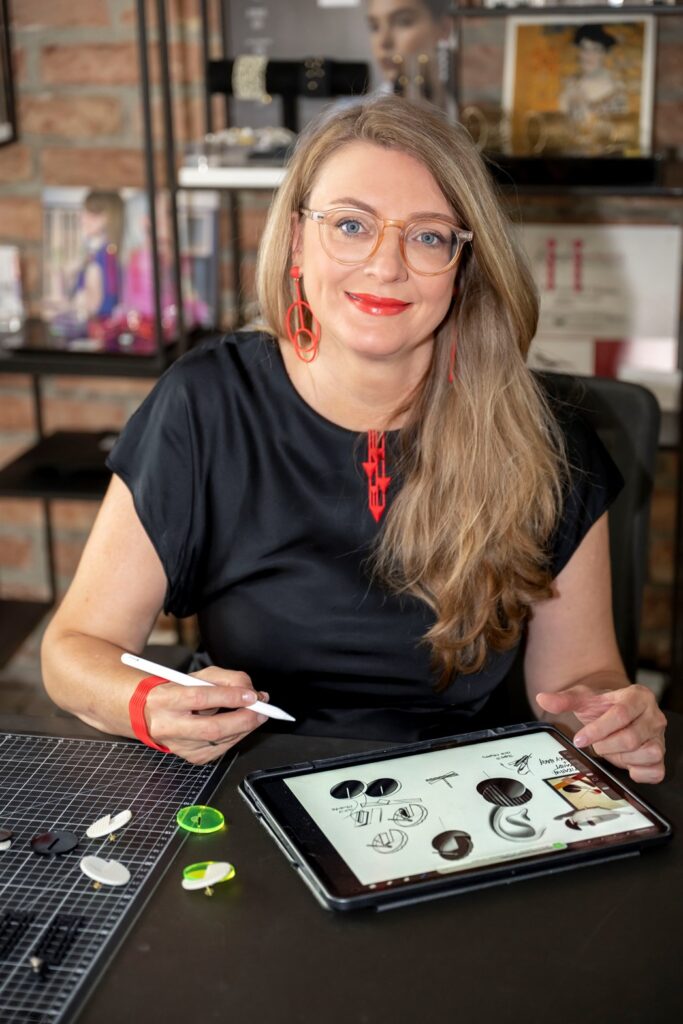 Stefanie Klausegger entwirft ihren federleichten Schmuck selbst. Foto: Michaela Krauss-Boneau