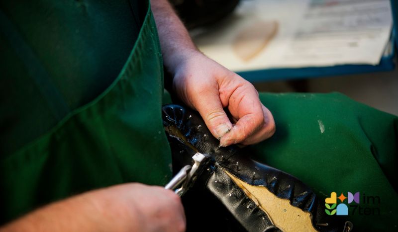 Schuhe aus der hauseigenen Manufaktur gibt es zum Beispiel bei Gerlinger Schuhe & Orthopädie. © Gerlinger Schuhe & Orthopädie