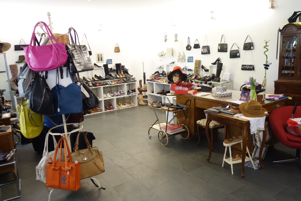 Kaum getragene Klassiker für jeden Anlass könnt ihr im VINTAGEshop Schuhe für Frauen in der Kirchengasse 28, 1070 Wien, entdecken. © Gertraud Buxhofer