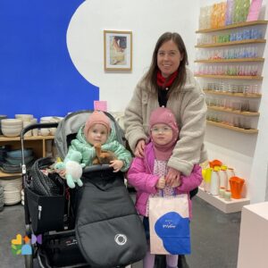 Ein fröhliches Gewinnerinnen-Trio beim Abholen des Gewinns bei Motel a Miio.