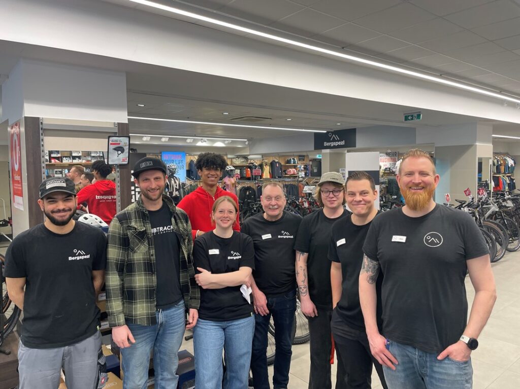 Das Team von Bergspezl, Stiftgasse 5-7, 1070 Wien, berät dich gerne ausführlich zu deinem nächsten Outdoor-Abenteuer.