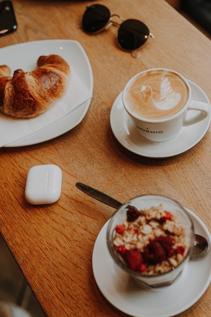 Genieße deinen Kaffee mit einem herrlichen Croissant in der J. Hornig Kaffeebar, © J. Hornig 