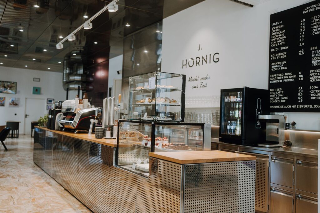 Kaffee, Kuchen und Barista-Vibes: In der J. Hornig Kaffeebar wird jeder Schluck zum Genussmoment. © J. Hornig