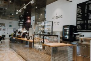 Kaffee, Kuchen und Barista-Vibes: In der J. Hornig Kaffeebar wird jeder Schluck zum Genussmoment. © J. Hornig