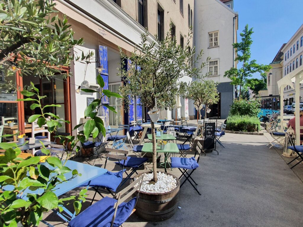 Sonne genießen, Kunst entdecken und Kaffee trinken: So lässt sich der 7. Bezirk am schönsten erleben. © Selina Schwelch