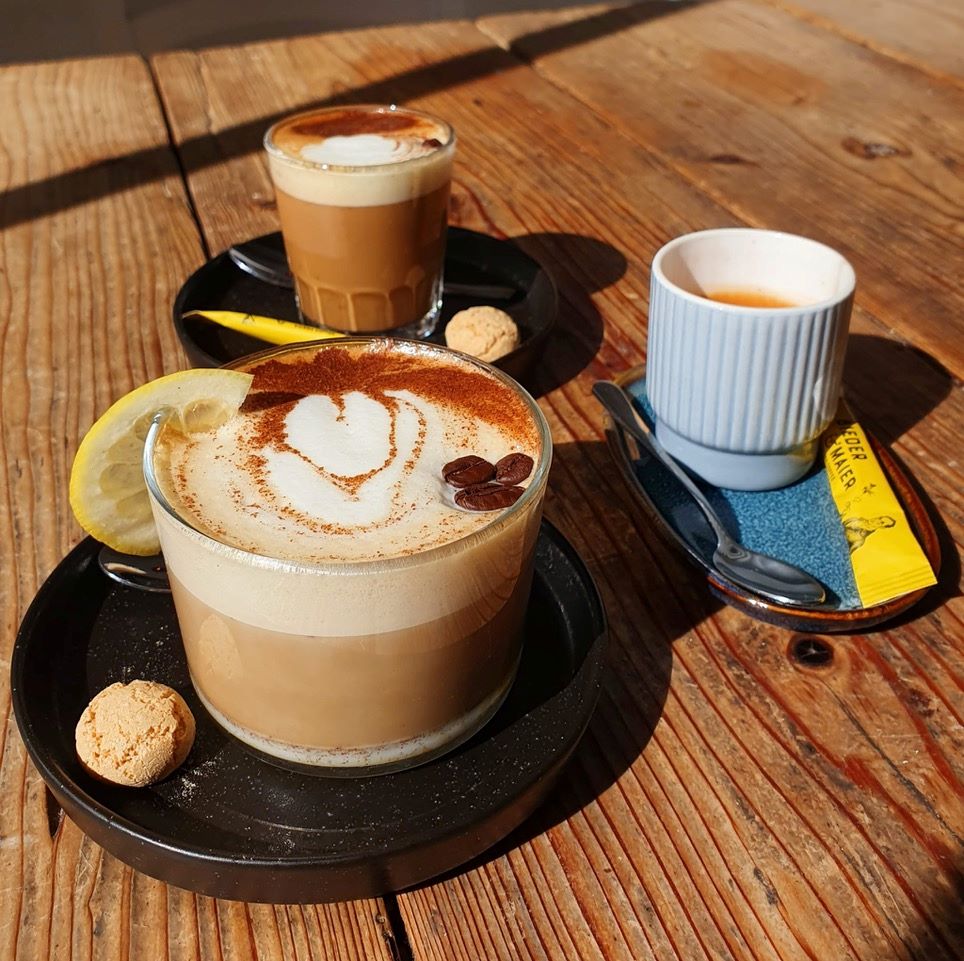 
Spanische Kaffeespezialitäten genießen: Im Toma Tu Tiempo schmeckt jede Tasse nach Urlaub und wie im Chiringuito am Meer. © Selina Schwelch 