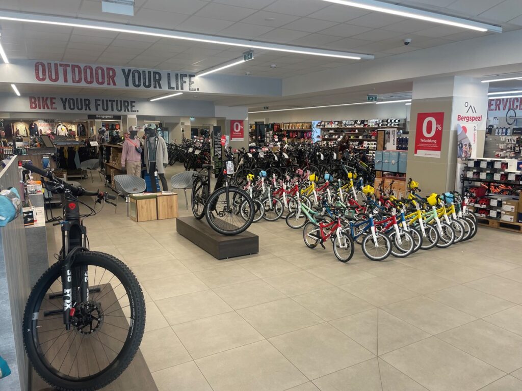 Bergspezl in der Stiftgasse 5-7, 1070 Wien, bietet eine große Auswahl an Fahrrädern von Top-Marken.