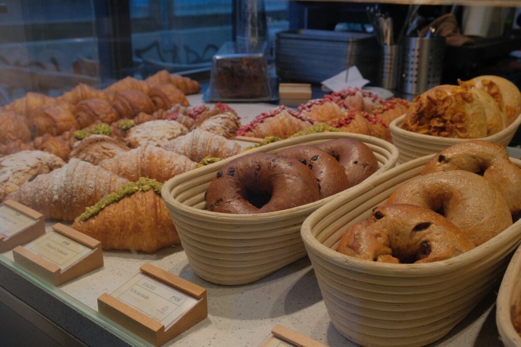 Mit frisch gebackenen Croissants, warmen Bagels und perfekten Specialty Coffee startet ihr bei P’AM Artisan genussvoll in den Tag. © PAM, bereitgestellt