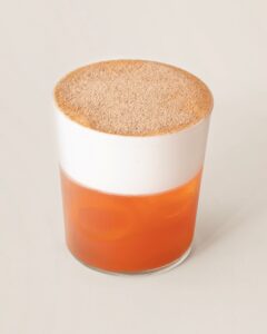 Specialty Coffee trifft Urban Jungle: Mit der Wiener Wolke wird jede Kaffeepause bei Calienna zum kleinen Ritual. © Christian Cervantes