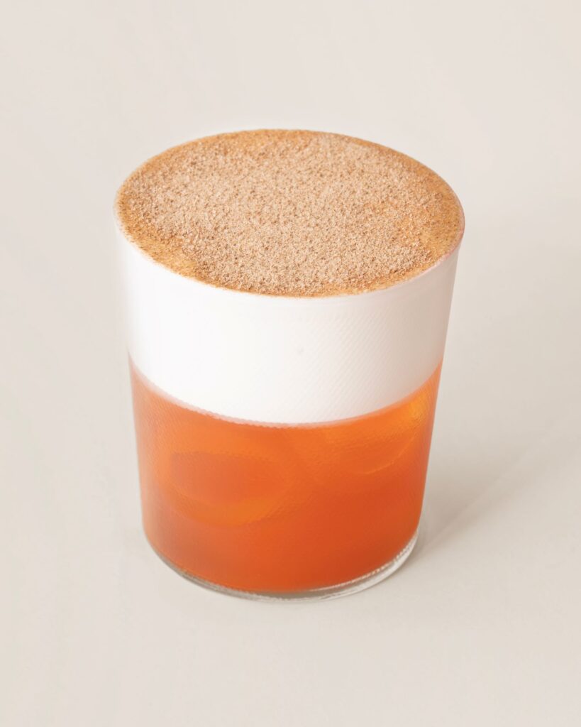 Specialty Coffee trifft Urban Jungle: Mit der Wiener Wolke wird jede Kaffeepause bei Calienna zum kleinen Ritual. © Christian Cervantes