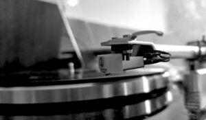 Der Plattenspieler ermöglicht entschleundigten Musikgenuss von Vinyls. Foto: © Veronika Fischer