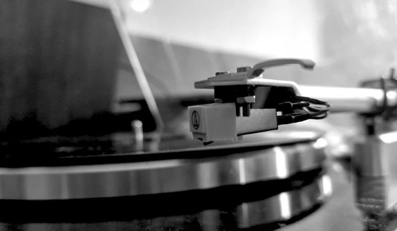 Der Plattenspieler ermöglicht entschleundigten Musikgenuss von Vinyls. Foto: © Veronika Fischer