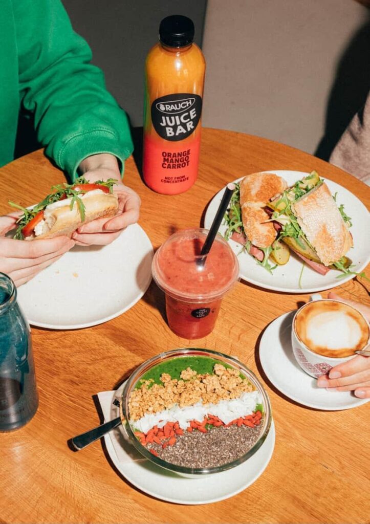 Wer in 1070 Kaffee, Frühstücksbowls und frisch gepresste Säfte genießen will, ist in der Rauch Juice Bar an der richtigen Adresse. Foto: beigestellt