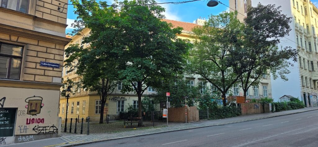 Durch die Zeismannsbrunngasse kommt man auf direktem Weg von der Kirchengasse zum Sankt-Ulrichs-Platz. Foto: © Veronika Fischer