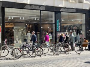 Besuche den Dohnal Mum & Kids Store in der Neubaugasse 8, 1070 Wien, nur wenige Meter abseits der Mariahilfer Straße.
