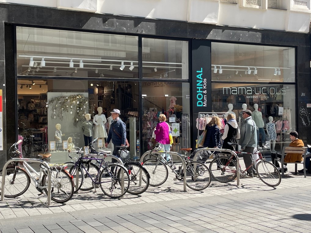 Besuche den Dohnal Mum & Kids Store in der Neubaugasse 8, 1070 Wien, nur wenige Meter abseits der Mariahilfer Straße.
